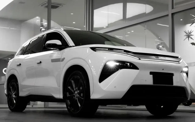 BYD ATTO 8 arriva nel 2027: SUV elettrico 7 posti, 775 CV e 653 km